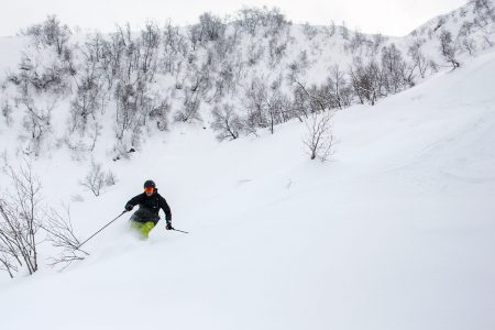 Gudaurin Lomisan luostarin läheiseltä huipulta avautuu skinnailijalle pitkä ja komea laskulinja alas laaksoon.