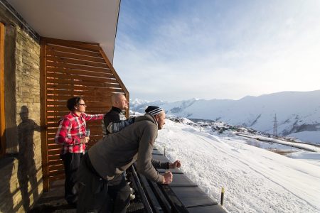 Laskujen jälkeen on mukava tähystellä päivän skinnailun nousu- ja laskureitit parvekkeelta.