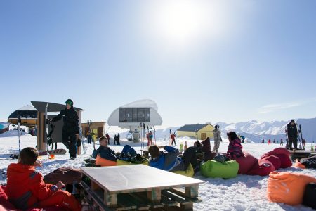 Gudaurin rinneterasseilla pääsee köllöttelemään säkkituoleissa. Ei huonompi alusta virvokkeiden nauttimiseen.