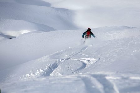 Gudaurin helihiihtoretkellä olisi ollut enemmänkin tilaa omille jäljille. Joskus on silti hauskempi piirtää kahdeksikkoa kaverin jälkiin.