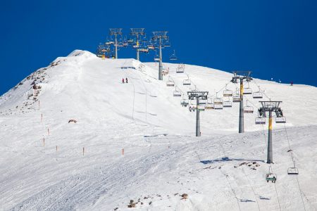 Gudaurin korkein yläasema on Sadzele West 3276 metrissä. Ylärinteet ovat pääosin jyrkkiä.