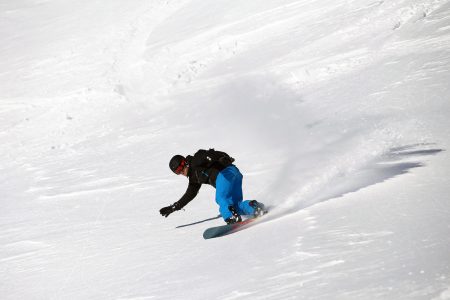 Alpeilla voi saada valohoitoa kaamokseen. Talvipäivänseisaus ei ole alppiauringossa pimeä vaan useammin vauhdikas ja hyvinkin luminen.