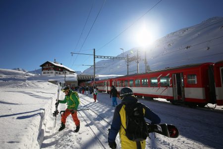 Calmutin hiihtoalueen ala-asemalle yli 2000 metriin pääsee Andermattista ja Sedrunista myös junalla.