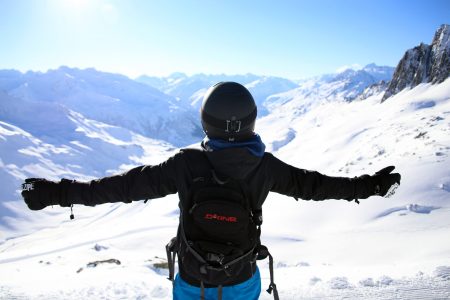 Andermattin uusin hissiyhteys aukesi Schneehüenerstockille yhdistäen Sedrunin ja Gütschin hiihtoalueet. Maisemat yläasemalta ovat vaikuttavat, etenkin kun mukana on uuden ja ennalta kokemattoman tuntua.