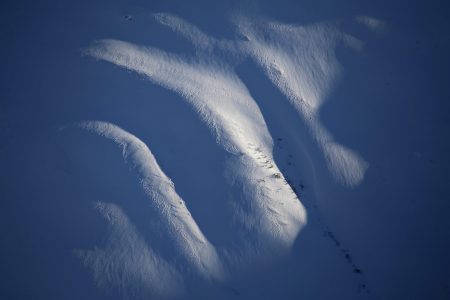 Calmutin hiihtoalueelta on hyvä tähystellä vastapäisen Rossbodenstockin rinteitä ja niillä liikkuvia offarilaskijoita.