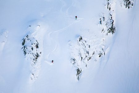 Rossbodenstock on vastapäätä Andermattin Gütschin ja Calmutin hiihtoalueita. Moni skinnaa tälle mäelle, ja menoa voi katsella vastapäisiltä hiihtoalueilta.