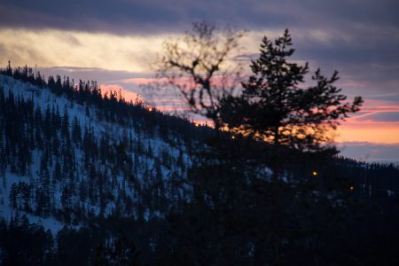 Sälenin Hundfjälletin jyrkkä kylki 45-asteisine rinteineen erottuu hienosti Tandådalenin puolelta.