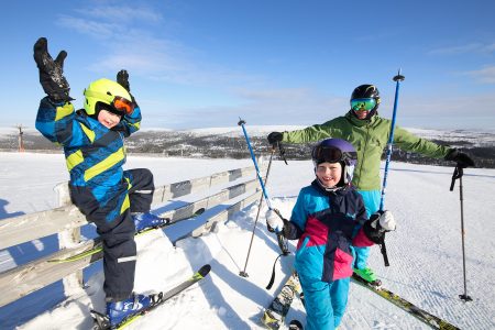 Koko perheiden laskureissujen lisäksi hyväksi havaittu vaihtoehto on poimia matkaan kahden perheen innokkaimmat laskijat.