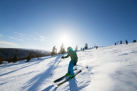 Sälenin alueelle on Tukholmasta ajomatkaa noin 420 kilometriä. Laivamatkankin kanssa siirtymä tuntuu kevyemmältä kuin ajo Helsingistä Lappiin.