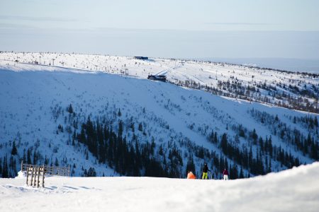 Sälenin Tandådalenista näkyy hyvin viereiselle Hundfjälletin hiihtoalueelle. Ensimmäisenä vastapuolella 45-asteisen jyrkkä Väggen-rinne.