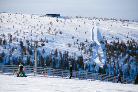 Hundfjälletin uuden, nopean, kuomullisen ja lämmitetyn 8-hengen tuolihissin yläasemalta lähtee helppoja rinteitä.