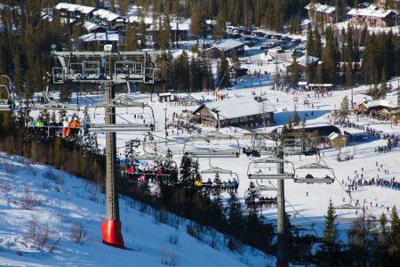 Sälenin reunimmaisena sijaitsevan Hundfjället-hiihtoalueen ala-aseman ympärillä on tiivis, kylämäinen majoitus- ja palvelukeskittymä.