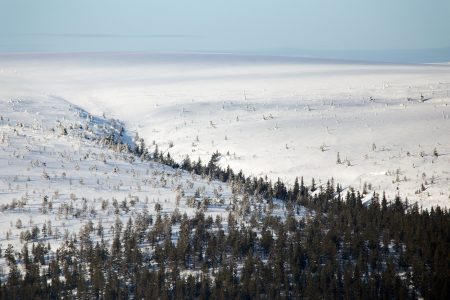 Heti Sälenin rinteiden takana avautuu laaja tunturimaasto, jossa liikkujia näkee harvakseltaan. Offarilaskijoiden hiihtovaellukseen suurin osa maastosta on turhan loivamuotoista.