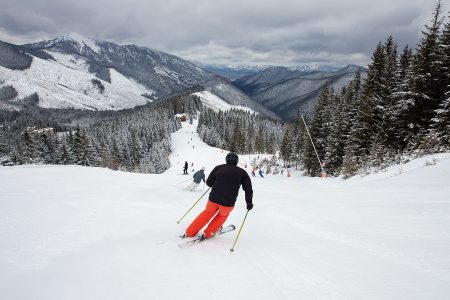 Jasnan rinne 12 on muodoiltaan upeasti kumpuileva ja mutkitteleva carving-rata.