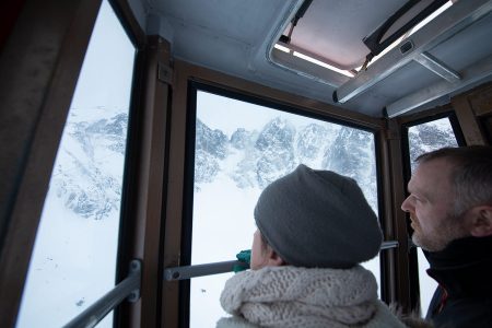 Vysoké Tatryn hiihtokeskuskolmikkoon kuuluvan Tatranská Lomnica-alueen kruunu on Lomnický štít-huippu. Pieni gondoli nostaa jylhälle yläasemalle 2 634 m metriin maisemia ihailemaan ja kahvittelemaan.