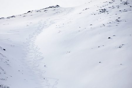 Ylimmän tuolihissin ollessa kiinni on Tatranská Lomnican parhaat puuteripaikat tavoitettava nousukarvoin. Rinnekarttaan merkityn freeride zonen kulho kerää usein parhaat puuterit.