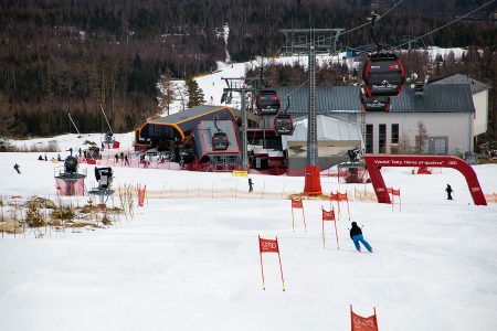 Tatranská Lomnican huipulle nousu vaatii kaksi hissinvaihtoa. Ensimmäinen niistä tapahtuu suurpujotteluradan takana näkyvällä väliasemalla.