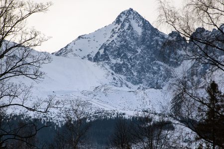 Tatranská Lomnican hiihtokeskuksen hahmottaa selkeämmin kokonaisuutena hieman kauempaa kylältä katsottuna.