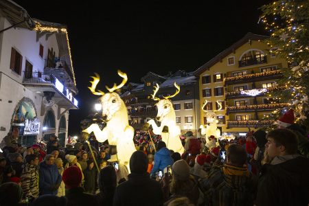 Korkeammalla sijaitsevissa alppikohteissa voi viettää lumivarman joulun. Suomalaisia jouluruokia voi olla vaikea löytää, mutta muuta joulutunnelmaa on helppo löytää.