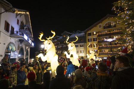 Korkeammalla sijaitsevissa alppikohteissa voi viettää lumivarman joulun. Suomalaisia jouluruokia voi olla vaikea löytää, mutta muuta joulutunnelmaa on helppo löytää. 