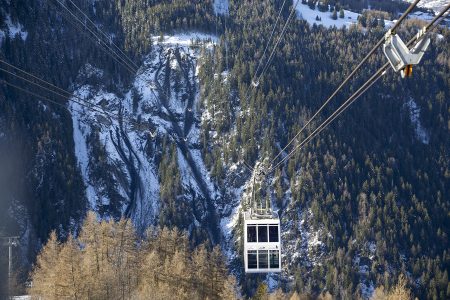 Kaksikerroksinen Vanoise Express -hissi kuljettaa laskijoita Paradiskin hiihtoalueiden välillä 1800 metrin matkan laakson yli. Korkeimmillaan matkalla ollaan 380 metriä laakson yläpuolella.