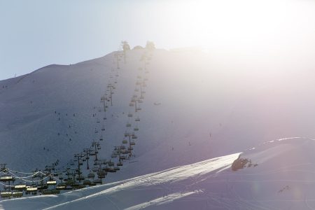 Aurinkoiselle Col de la Chal -huipulle 2800 metriin vievät tuolihissit ovat usein ruuhkaisemmasta päästä Paradiskin tarjontaa.