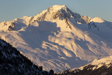 Taaempana olevan Mt. Blancin massiivinen kylki hohkaa viimeisenä ilta-auringon valoa Les Arcista katsottaessa.