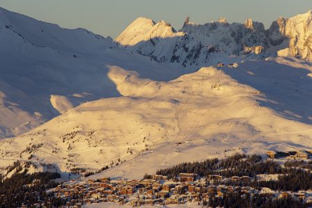 Ilta-aurinko kultaa La Thuilen kanssa yhteisen hiihtoalueen muodostavan La Rosieren kylän ja rinteet. Tätä maisemaa on mukava katsella Arc 1950 -kylästä Les Arcsin hiihtokeskuksesta.