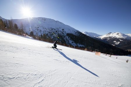 Cima Piazzi -hiihtoalueelle pääsee Bormion hissilipuilla skibussia ja vaihtelevaa hissikalustoa hyödyntäen. Alastulo täällä on silkkaa nautintoa, mutta 1340 metrin yhtämittainen korkeusero voi tehdä telluilla tiukkaa reisille.