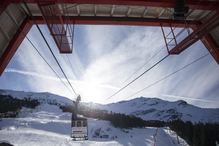 Kabiinihissien käyttöliittymä ei ole miellyttävin, mutta kun kyytiin pääsee niin kilometrin korkeuseron seisoskelu taittuu vauhdikkaasti.