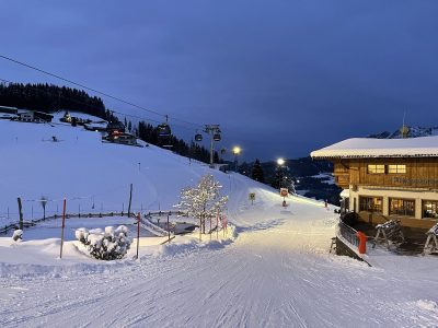 Alpeilla valaistut rinteet ja iltamäet ovat harvassa. Söllin rinteillä pääsee laskemaan kuitenkin hyvän mittaista useamman rinteen ja hissin iltamäkeä.