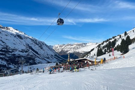 Obergurgl on itävaltalaiseksi rauhallinen hiihtokeskus. Hieman afterski-tunnelmaa löytyy mm. alarinteiden ravintoloista rinteiden sulkeutuessa.