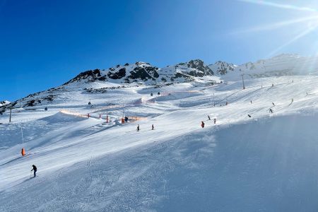 Ötztalin perällä sijaitseva Obergurgl on laadukas ja rauhallisempi kuin hieman alempana sijaitseva Sölden. Korkeuseroissa Obergurgl jää Söldenille.