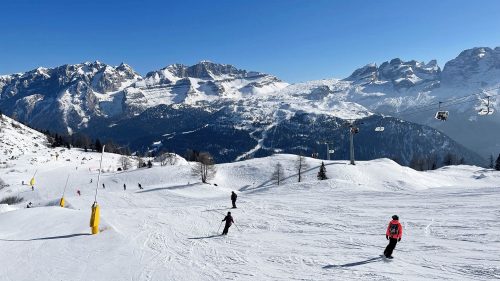 Madonna di Campiglio on alueena aurinkoinen. Lisäksi rinnealueita on valittavissa jokaiseen ilmansuuntaan, joten auringosta on mahdollista nauttia koko laskupäivän ajan.