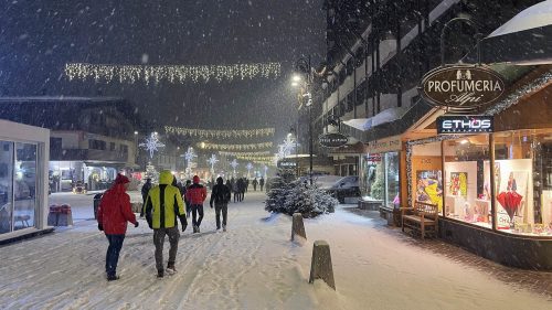 Madonna di Campiglio on tunnelmallinen alppikylä, ja lumisade kruunaa fiiliksen.