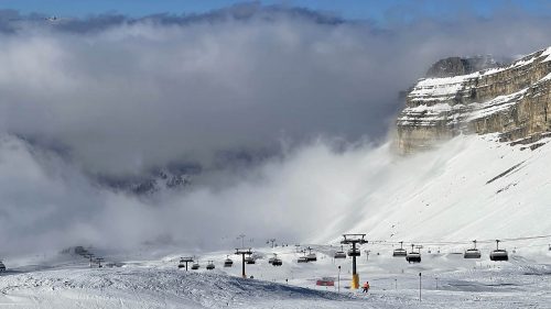 Madonna di Campiglion korkeimmalle nouseva alue Passo Groste tarjoilee nautintoa rinteiden, ravintoloiden ja maisemien muodossa.