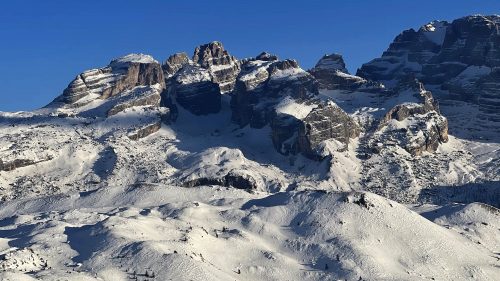 Monte Spinalen Dolomiittien kehystämät maisemat ovat maittavat jokaiseen ilmansuuntaan. 