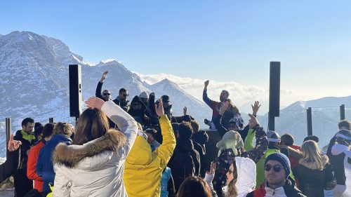 Monte Spinalen yläasemalta voi löytää viikonloppuisin terassikekkeröintiä mitä upeimmissa maisemissa. Musiikin volyymissä ei ole säästelty.