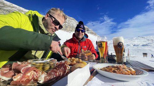 2261 metrin korkeudessa sijaitseva Rifugio Giorgio Graffer tarjoaa erinomaista syötävää Passo Grostèn hiihtoalueen keskellä.
