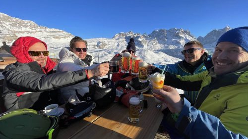 Bombardino istuu italialaiseen after skihin. Se on kirkkaankeltainen, kuuma sekoitus munapohjaista juomaa ja brandyä