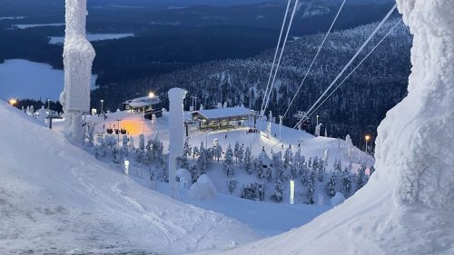 Saaruan huipulle voi nykyään saapua Rukalla tuolihissillä, gondolihissillä tai eturinteiden huipulta laskeutuvaa Ziple-köysiliukua pitkin