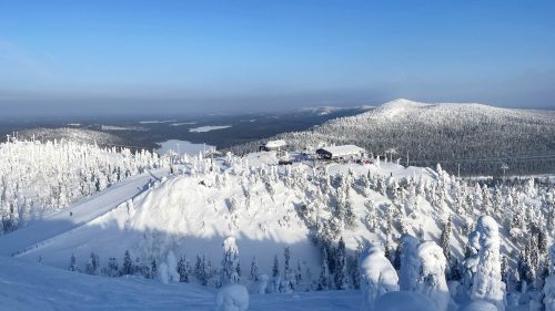 Rukan 2018 valmistunut gondoli vie molempien puolien kylistä Saaruan huipulle lämpimästi noin kolmessa minuutissa.