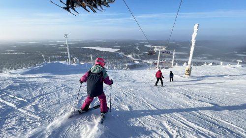 Perheen perässä mutkitellessa ehtii Rukan eturinteessä tekemään riittävästi käännöksiä ennen kuin kylä tulee alhaalla vastaan.