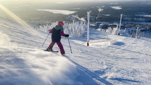 Rukan 630 metriä pitkä FIS-rinne on tiukka rypistys aikuisellekin. Lapselle rinne tarjoaa kunnon haastetta, ja maisemista voivat nauttia kaikki.