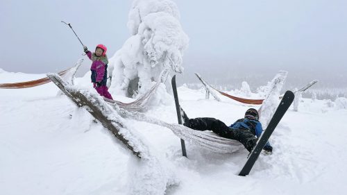 Sallan huipun tuntumassa maisemista pääsee nauttimaan myös riippumatossa makoillen.