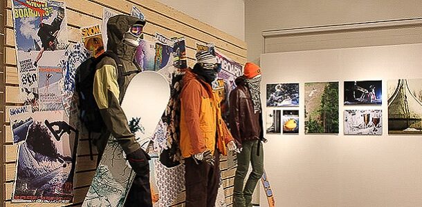 LLL – Lumi, lauta ja laskeminen nimellä kulkeva näyttely raottaa suomalaisen lumilautailun historiaa. Näyttely on avoinna 19.10.2013 – 16.3.2014 Urheilumuseossa Helsingissä.