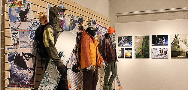 LLL – Lumi, lauta ja laskeminen nimellä kulkeva näyttely raottaa suomalaisen lumilautailun historiaa. Näyttely on avoinna 19.10.2013 – 16.3.2014 Urheilumuseossa Helsingissä.