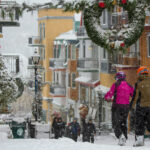 Mont Tremblant joulu hiihtokylä kauppakatu majoitus