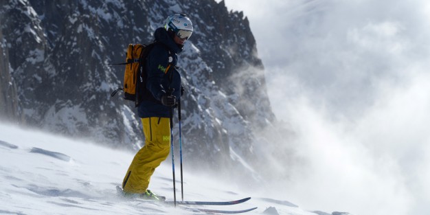 Tulevalla laskukaudella Helly Hansen houkuttelee laskijoita takamaastojen puuterilumille uuden ULLR-vapaalaskumalliston avulla.