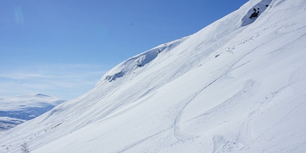 Luonnontilainen tunturi ja vanha tuolihissi. Keskivertopäivänä laskemassa 15 ihmistä. Tervetuloa Nuoljaan!